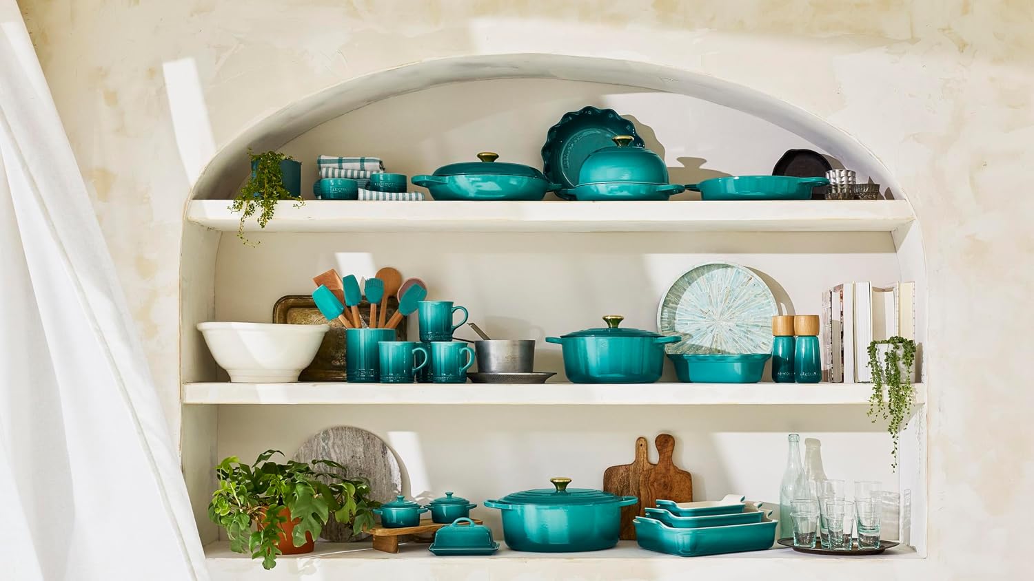 Le Creuset Enameled Cast Iron Signature Round Bread Oven, 9.5 inch, Riviera