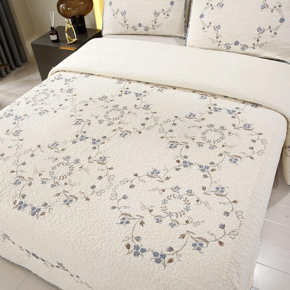 vctops 3-Piece Elegant Floral Embroidered Bedspread Coverlet Set 100% Cotton Reversible Patchwork 1 Quilt and 2 Pillow Shams Full/Queen, Flower B