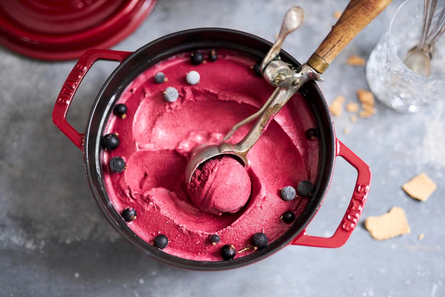 Staub Casserole Dish Round with Lid 24 cm 2.8 L with Matte Black Enamel Inside the Pot 3.8 Litres Bordeaux Red