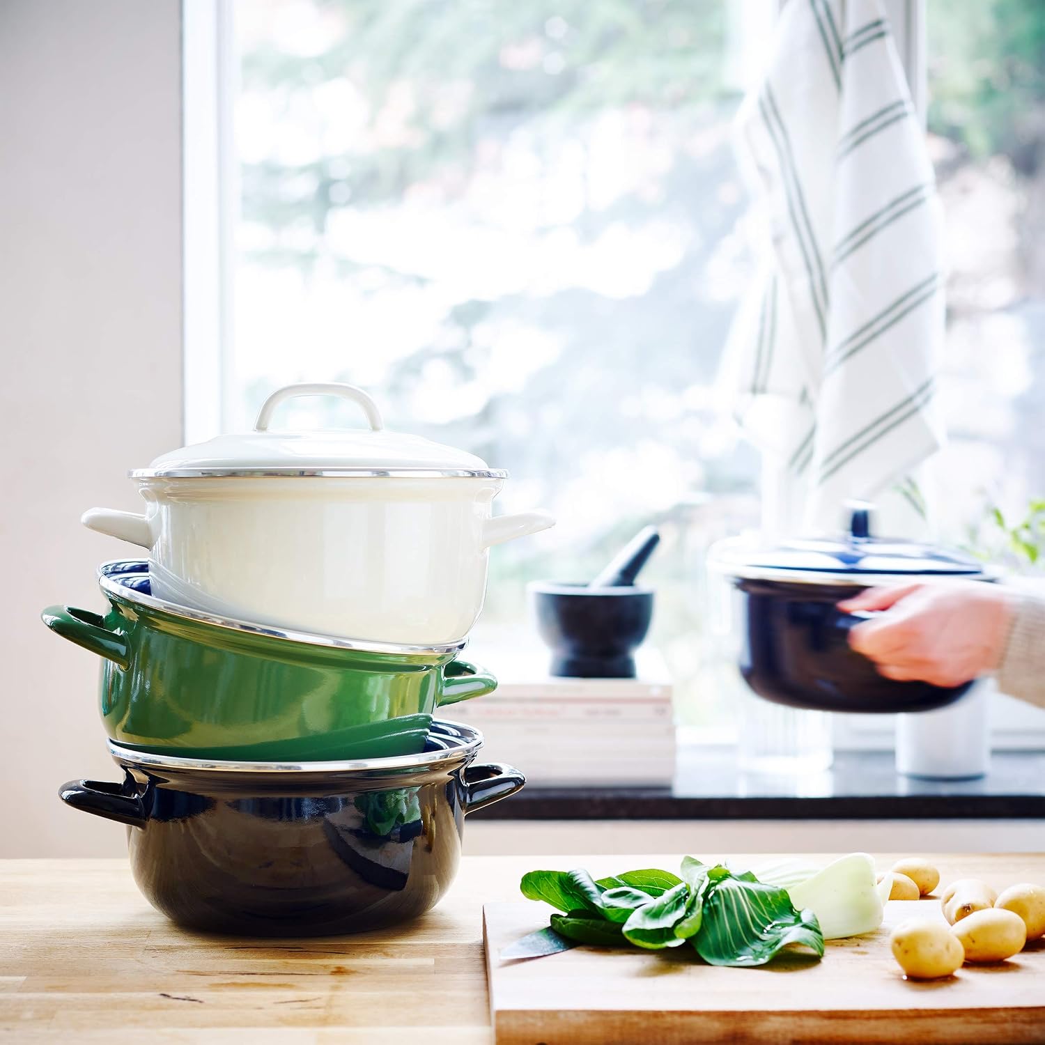 BK Indigo Dutch Heritage Round German Enamelled Casserole with Lid with PFAS-Free Ceramic Non-Stick Coating, 22 cm/3.3 Litre, Induction, Dishwasher Safe, Oven Safe, Black