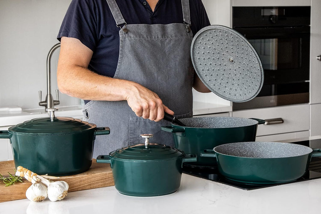 Master Class Large Casserole Dish with Lid, Lightweight Cast Aluminium, Induction Hob and Oven Safe, Hunter Green Colour, 5 Litre/28 cm