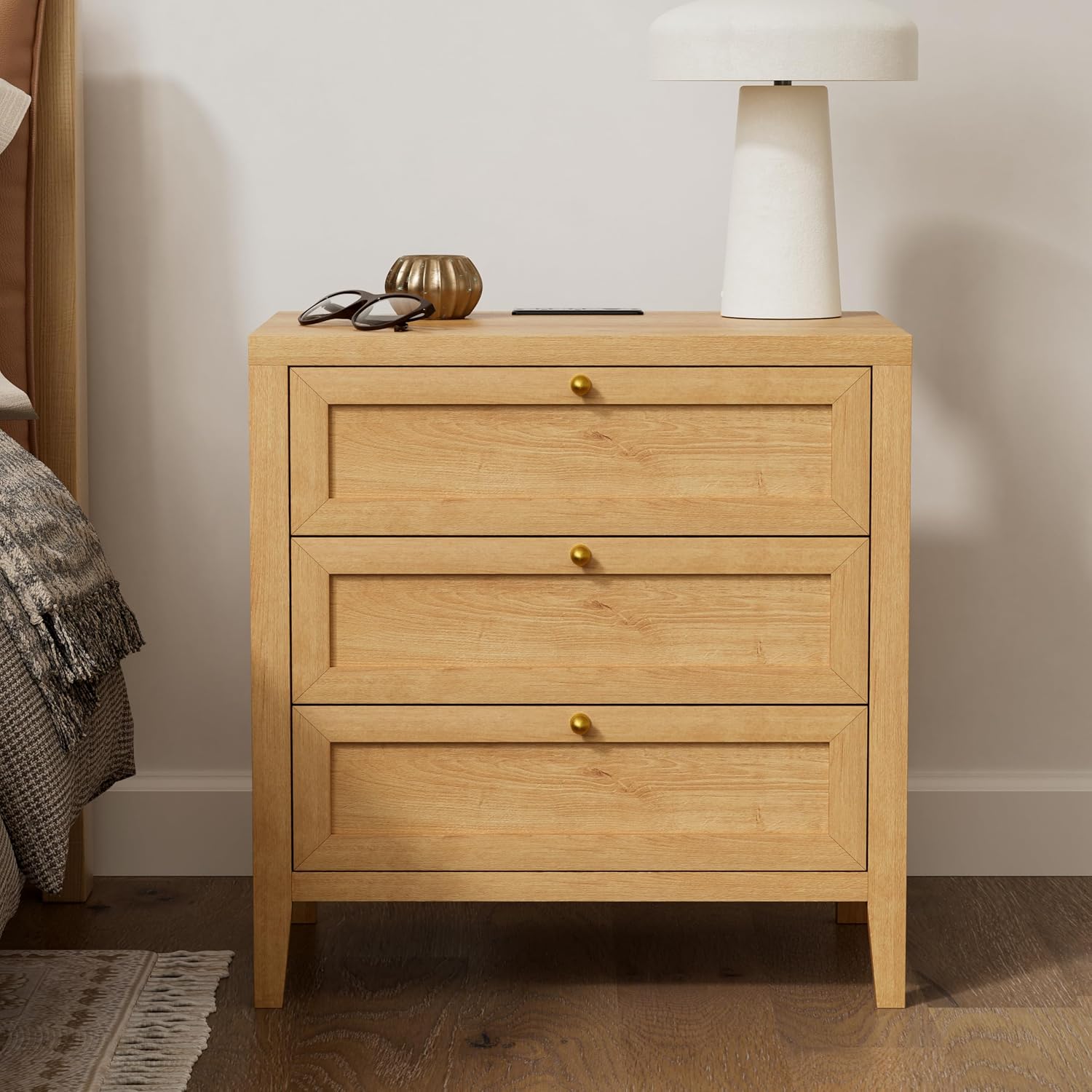 EYYTHUNG 3 Drawer Nightstand with Charging Station, Farmhouse Large Bedside End Table with Storage Drawers, Modern Wood Night Stand for Sofa, Bedroom, Natural Oak