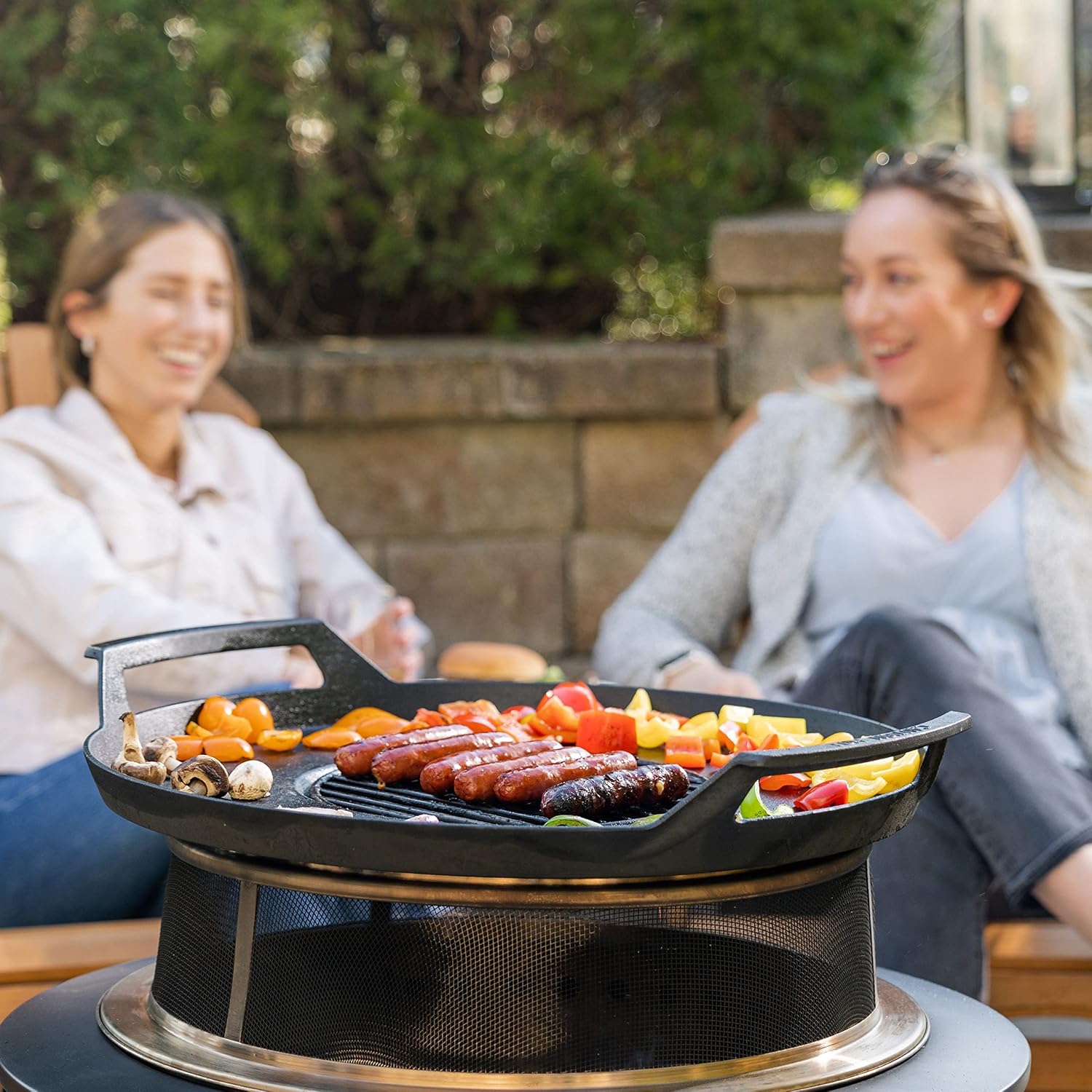 TIKI Fire Pit Griddle & Grill Combo – Cast Iron Cooking Surface for 16'-21' Smokeless Fire Pits – Outdoor BBQ Griddle for Camping & Patio – Includes Trivet & Heat-Resistant Gloves, Black