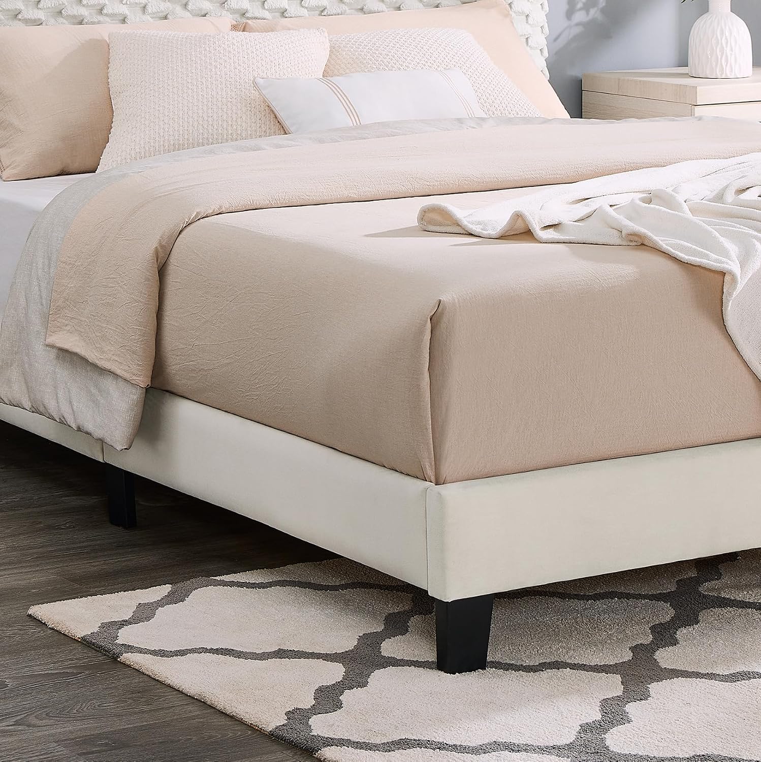 Roundhill Furniture Findlay 2-Piece Bedroom Set, Plush 3D Upholstered Bed with Nightstand, Twin