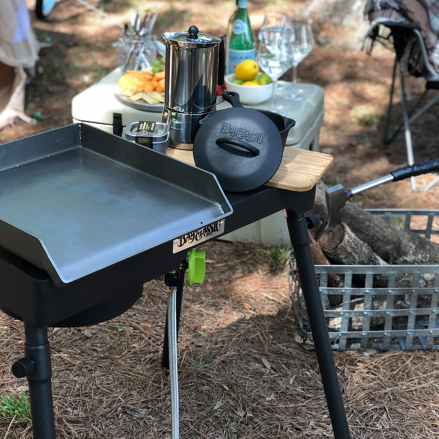 Bayou Classic Single Patio Camp Stove w/Side Shelf Features 6-in Cast Aluminum Burner 27-in Tall Cooker 13.5-in x 13.5-in Square Removable Griddle Perfect For Backyard Chefs Tailgates