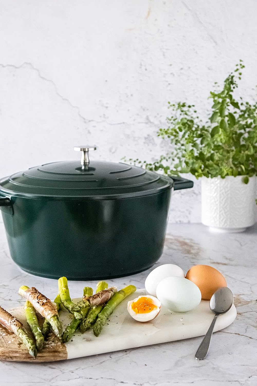 Master Class Large Casserole Dish with Lid, Lightweight Cast Aluminium, Induction Hob and Oven Safe, Hunter Green Colour, 5 Litre/28 cm