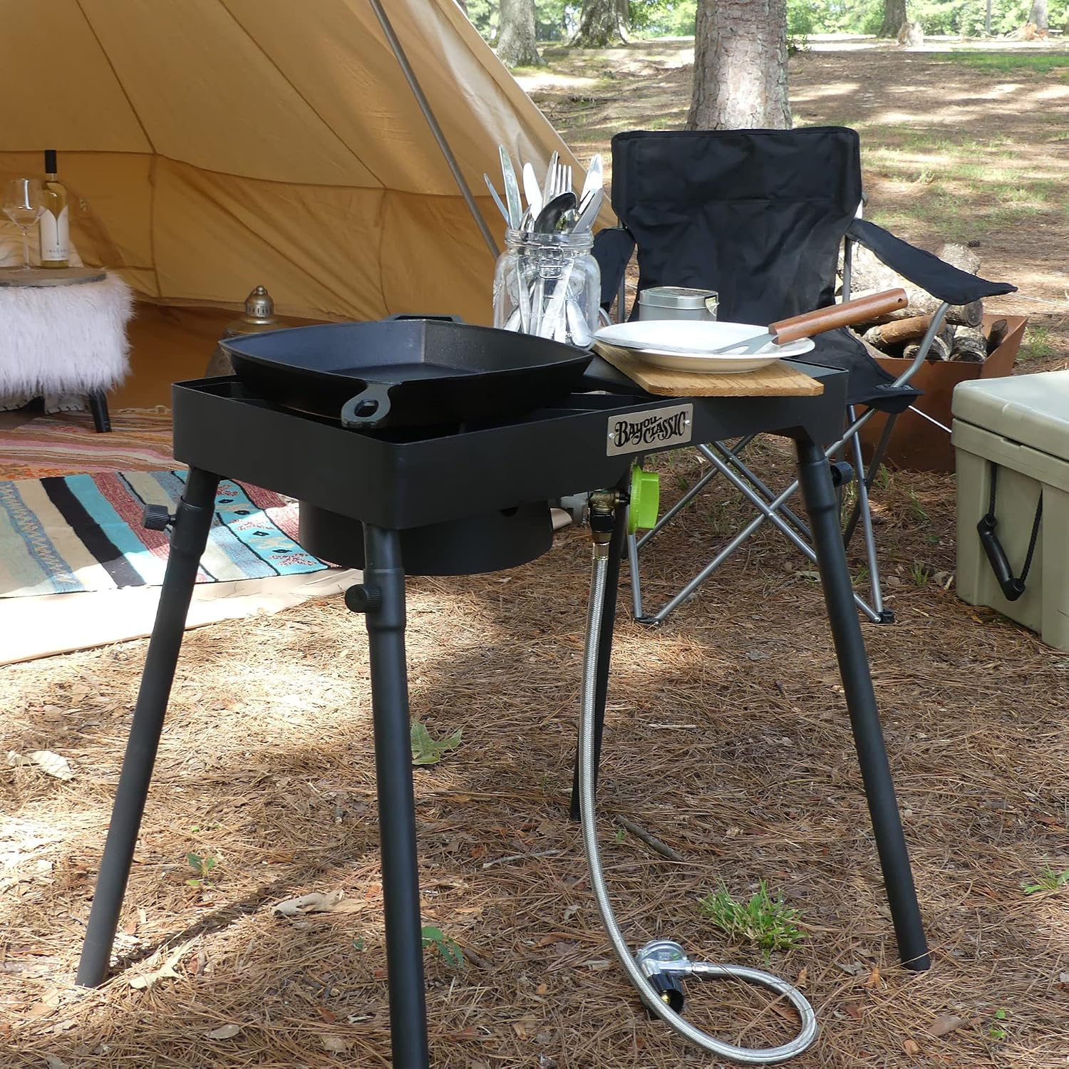 Bayou Classic Single Patio Camp Stove w/Side Shelf Features 6-in Cast Aluminum Burner 27-in Tall Cooker 13.5-in x 13.5-in Square Removable Griddle Perfect For Backyard Chefs Tailgates
